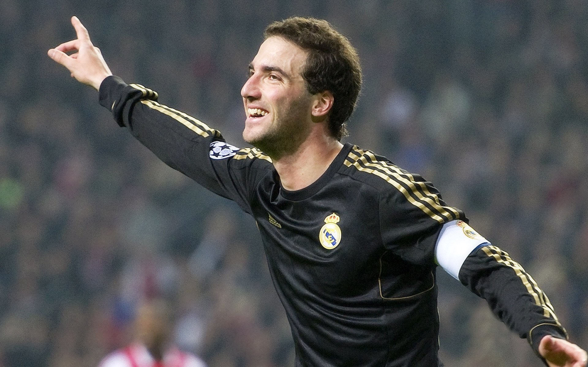 小区广场“花式踢毽子王”争霸赛 居民高手频频亮相